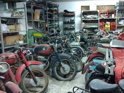 La zona dedicata alle motociclette: sono decine e necessitano tutte di un restyling impegnativo